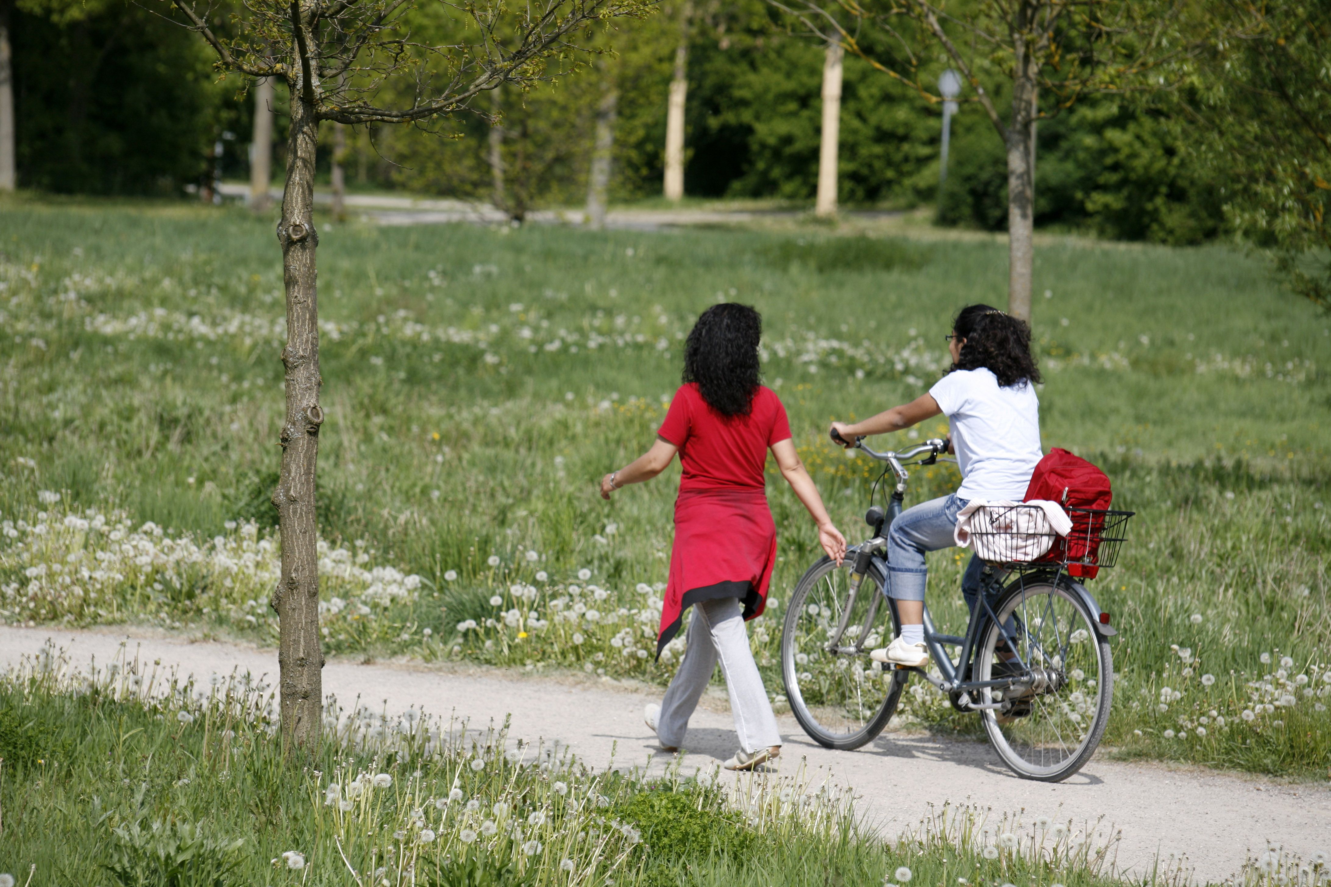 Fotografie: Eine Radfahrerin und eine Spaziergängerin im Gespräch