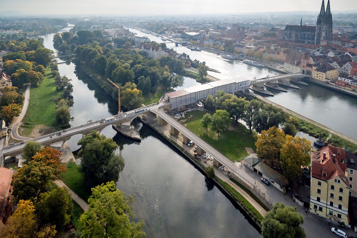 Fotografie - Luftaufnahme der Donauinseln und Steinerner Brücke während Sanierung von oben