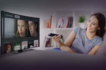 Eine Frau sieht auf Ihr TV-Gerät