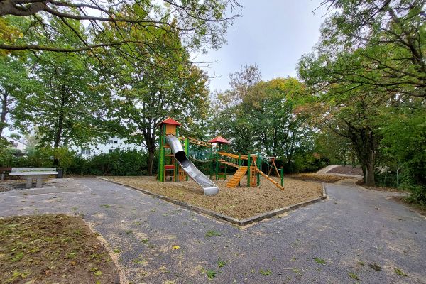 Fotografie: Blick auf den neuen Spielplatz in der Bühelnstraße