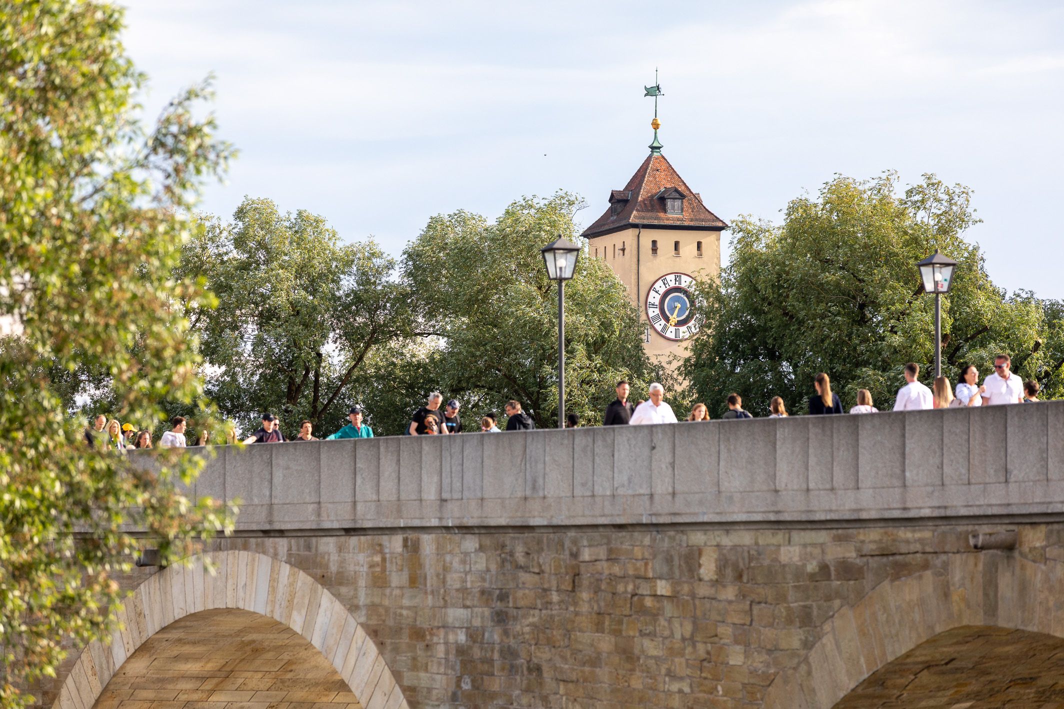 Fotografie: Blick von unterhalb der Steinernen Brücke auf den Rathausturm