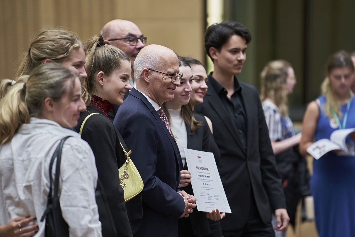 Bundesratspräsident Peter Tschentscher mit den Mitgliedern der Blickkontakt und Betreuungslehrer Michael Hartmann Foto Jugendpresse Joscha F. Westerkamp