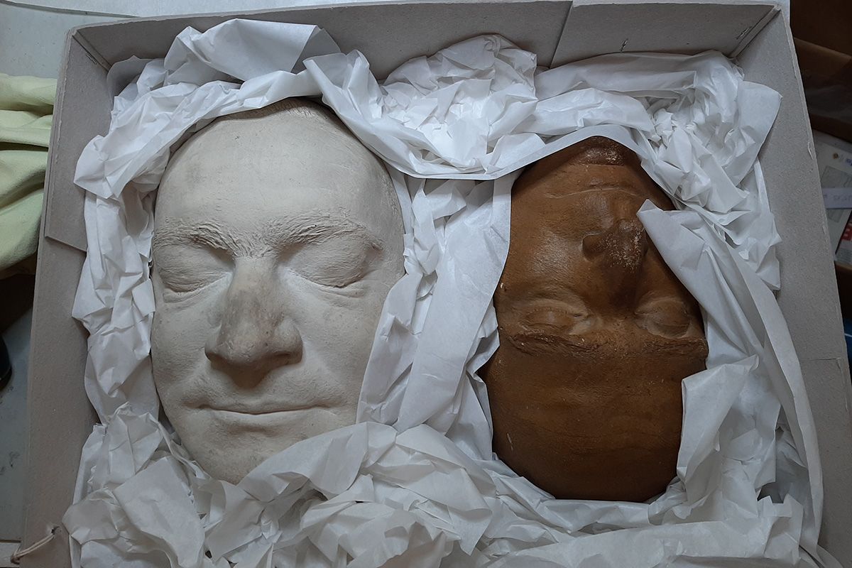 Fotografie: Masken in einer Kiste mit Papier