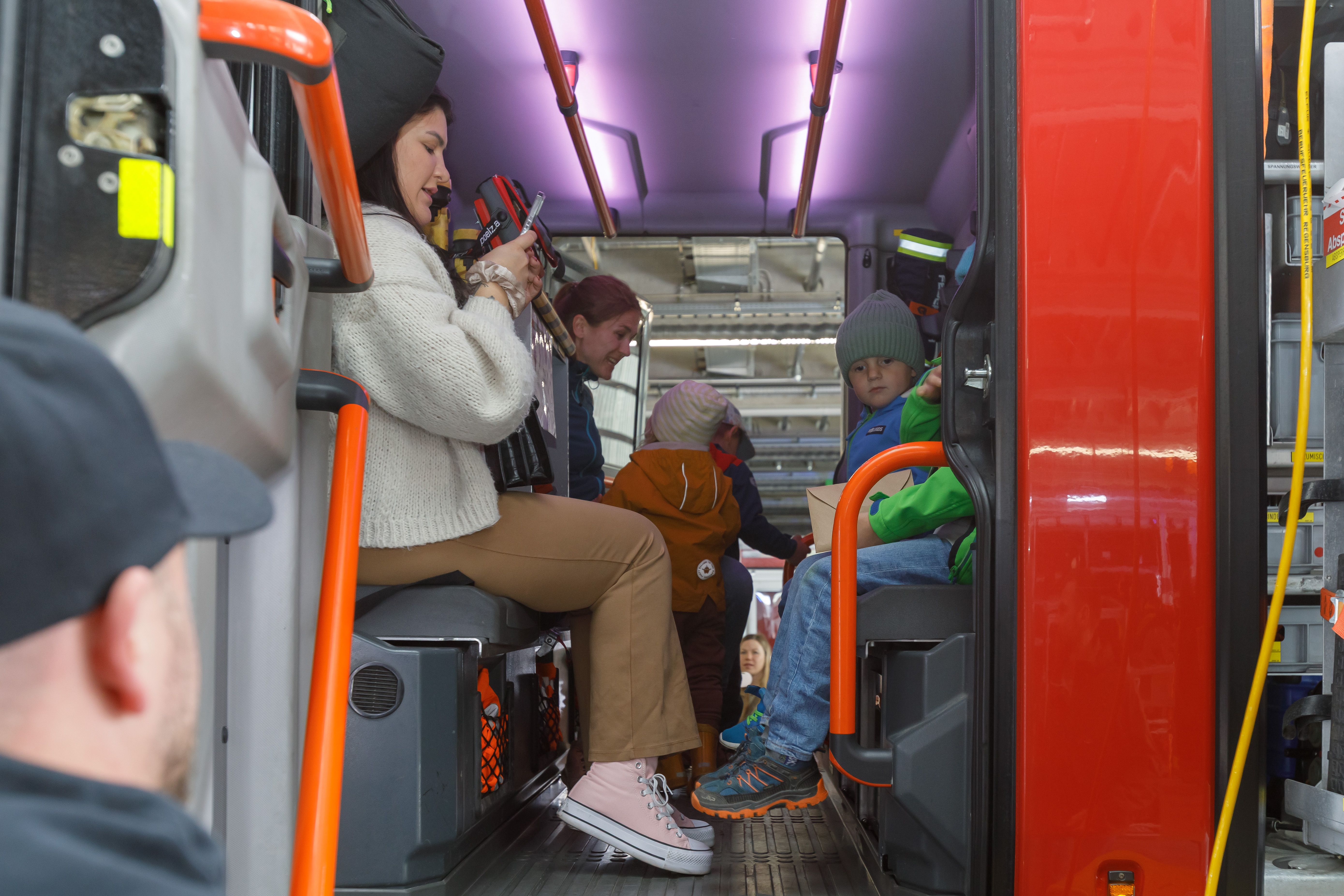 Fotografie: Die Besucher nahmen im Mannschaftsraum der Feuerwehrfahrzeuge Platz.