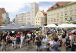 Blick von oben auf das rege Treiben am Haidplatz. 