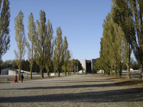 Lagerstraße im ehemaligen Konzentrationslager Dachau