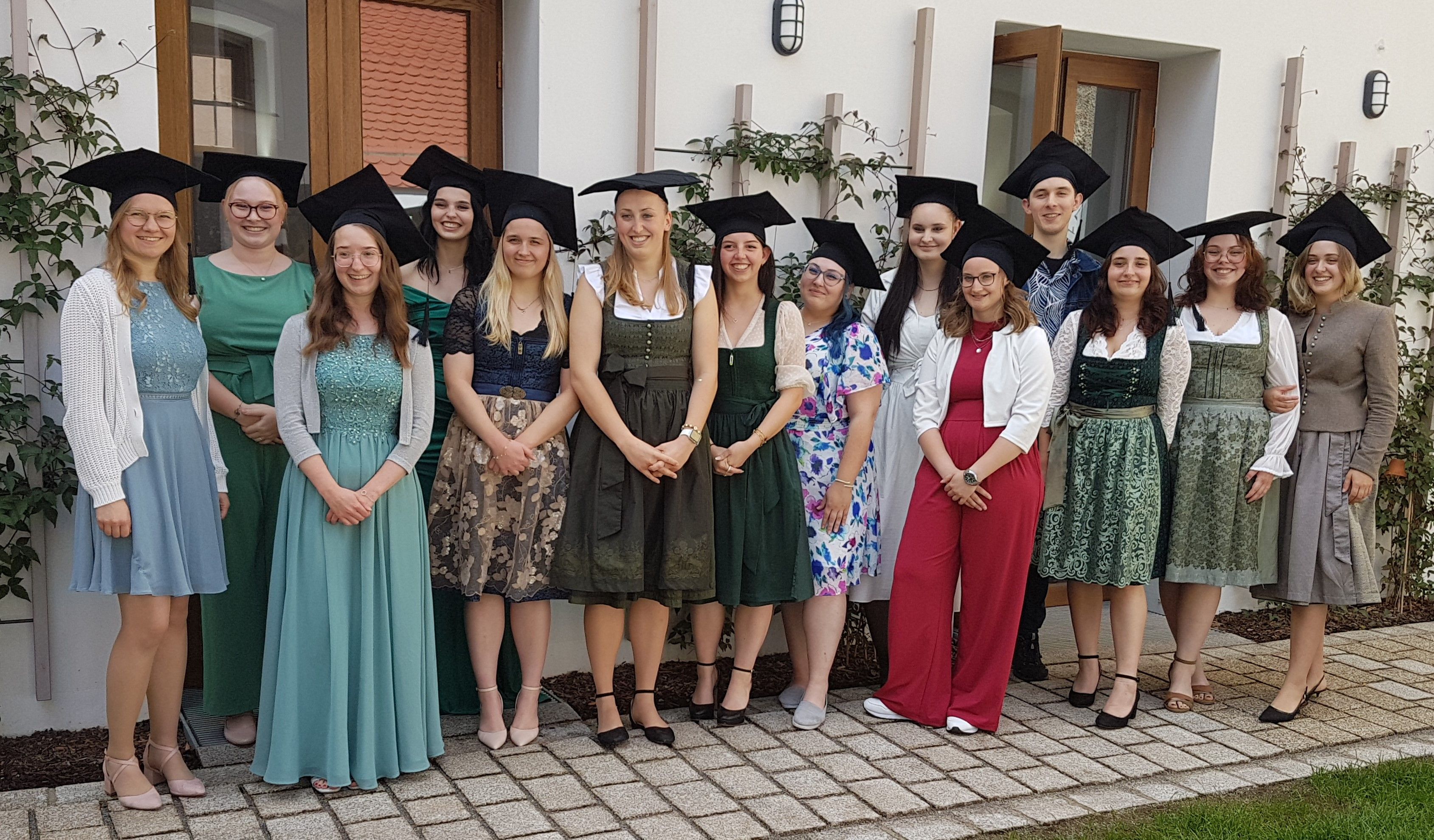Fotografie – Gruppenfoto der erfolgreichen Absolventinnen und Absolventen