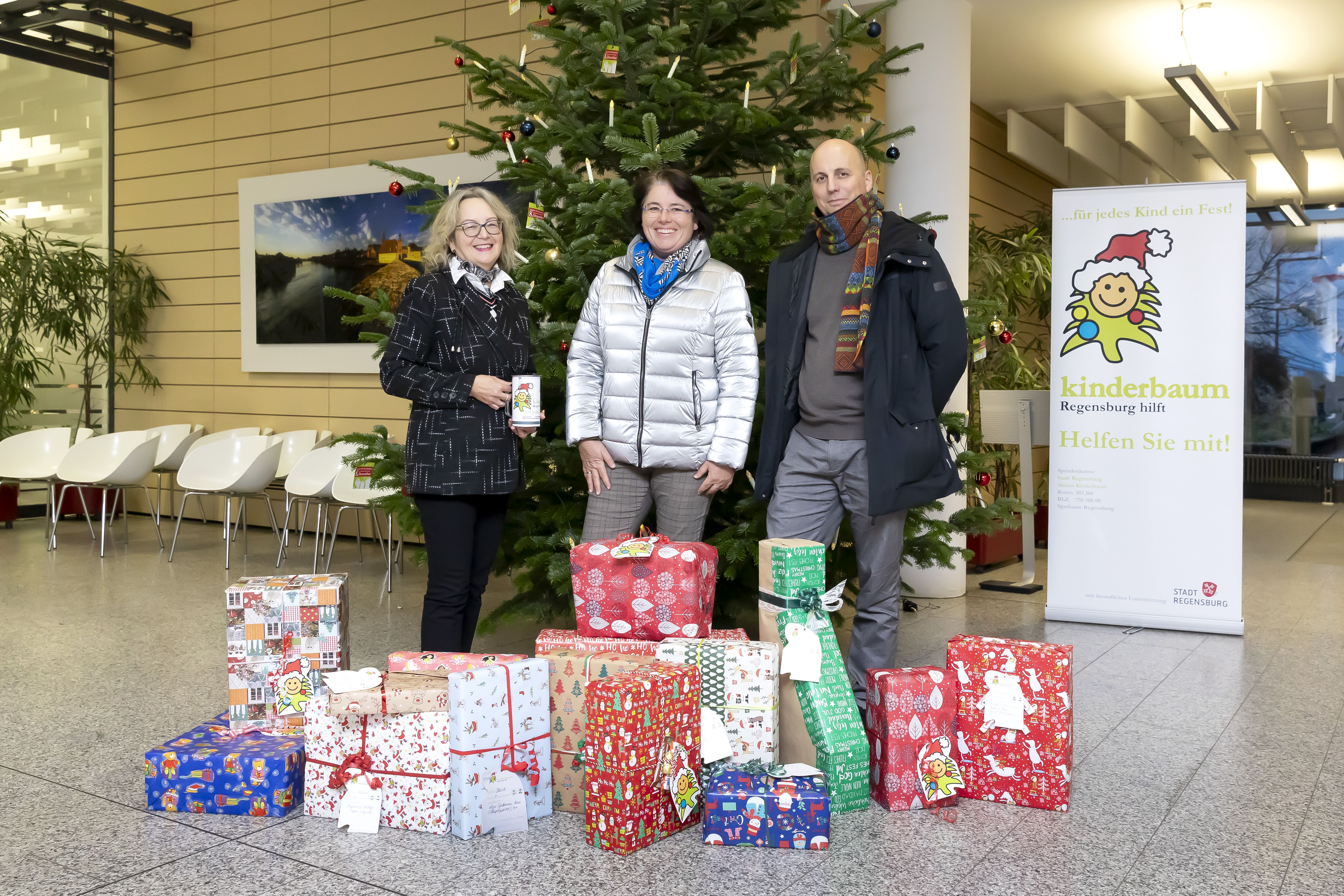 Fotografie - Schneider Electric Sachsenwerk bringt Geschenke zum Kinderbaum