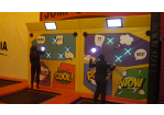 Zwei Besucherinnen spielen ein Geschwindigkeitsspiel im Jump o Mania