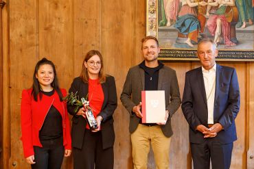 Fotografie - Auszeichnung für die Ratisbona Handelsimmobilien GmbH & Co; im Bild Bürgermeister Ludwig Artinger mit Sebastian Schels, Geschäftsführer, Bianca Steinbauer, Leiterin Personal, und Stephanie Burger