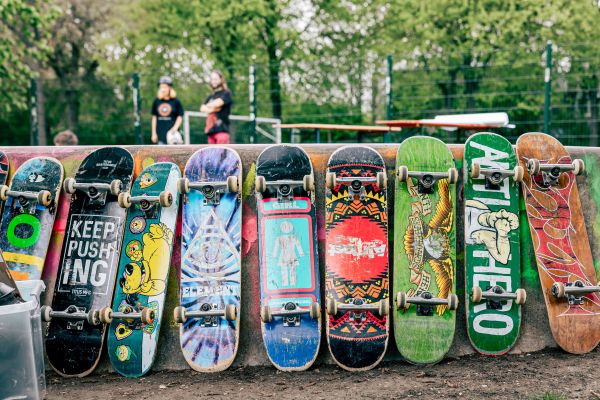Skateboards an Bowl angelehnt auf dem Skatepark