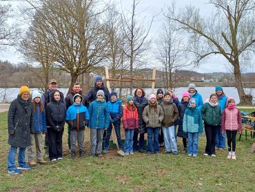 Fotografie: Der Kinderbeirat mit Oberbürgermeisterin Gertrud Maltz-Schwarzfischer und Mitarbeitenden der Stadtverwaltung, die die Aktion unterstützt haben