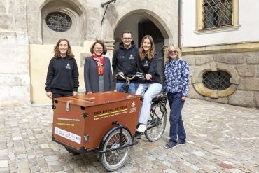 Fotografie: (v. l. n. r.) Sonja Eder (Don-Bosco-Zentrum), Oberbürgermeisterin Gertrud Maltz-Schwarzfischer, Karl Baier und Teresa Bauer (beide Don-Bosco-Zentrum), Christiana Schmidbauer, Leiterin des Amtes für allgemeine Stiftungsverwaltung