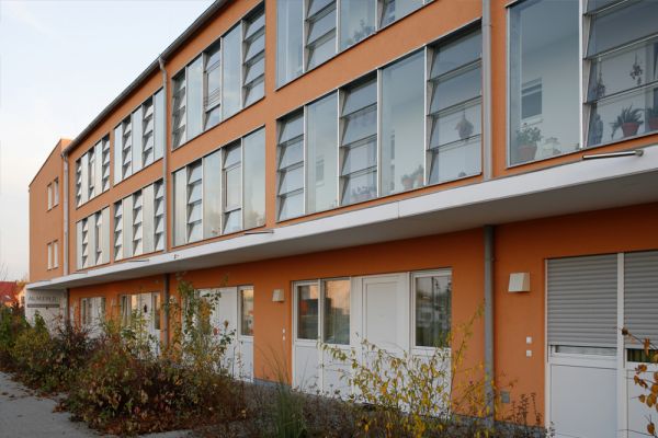 Seniorenportal - generationsübergreifendes Wohnprojekt - Außenansicht eines der Wohnhäuser