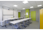 Innenansicht der modernen Klassenzimmer der Pestalozzi Mittelschule mit grünen Akzenten 