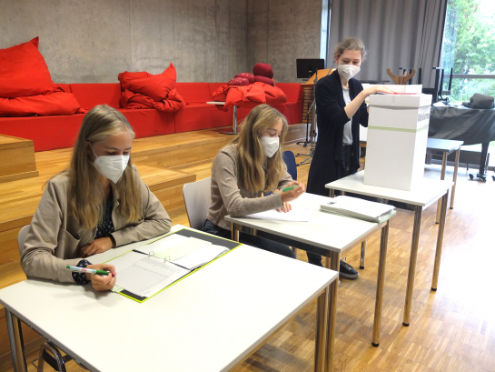 Die Schüler/innen organisierten ihr Wahllokal selbst (C) UnSi