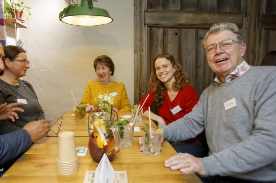 Ehrenamtliche im Gespräch bei Mahlzeit (C) Bilddokumentation Stadt Regensburg
