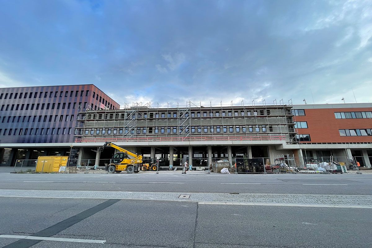Fotografie - Blick von außen (Greflingerstraße). Der Bauabschnitt 3b bildet den Lückenschluss zwischen dem Altbau (Integrierte Leitstelle, rechts im Bild) und dem bereits fertig gestellten Bauabschnitt 3a.