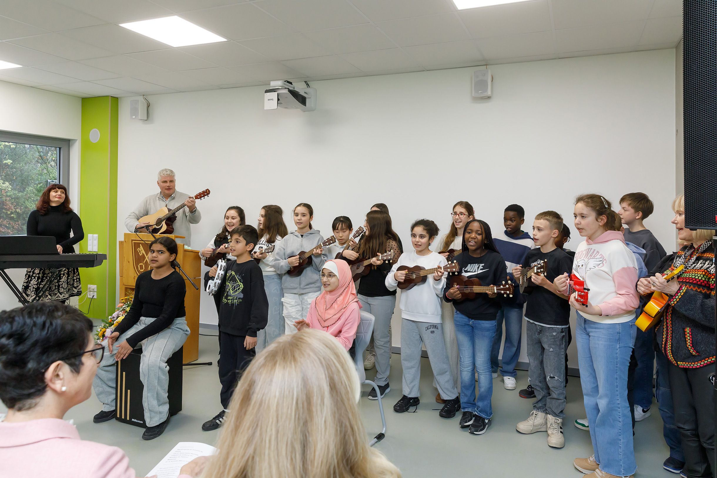 Einweihung des Erweiterungsbaus der Pestalozzi Mittelschule mit der Oberbürgermeisterin Gertrud Maltz-Schwarzfischer mit einer musikalischen Einlage der Schülerinnen und Schüler 