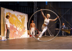 Fotografie – Performance der Gruppe Galeria Seccia: im Vordergund turnt Carmen Lück im Cyr-Wheel