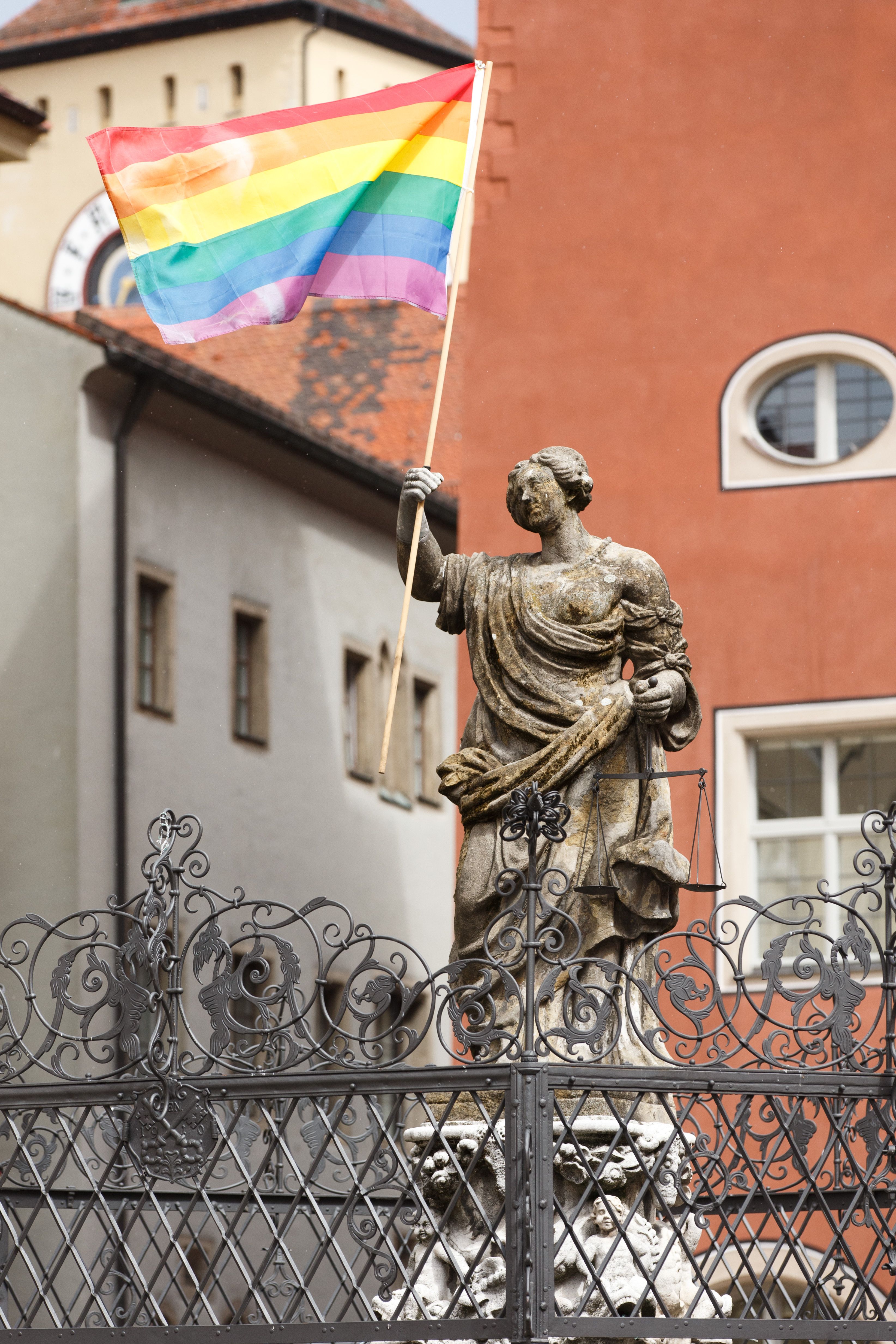 Fotografie – Fahne Regenbogen am Haidplatz