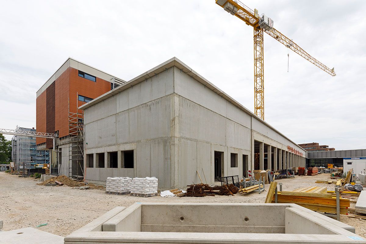 Fotografie - Anblick von Südwest auf den Bereich Atemschutzwerkstatt und Fahrzeughalle
