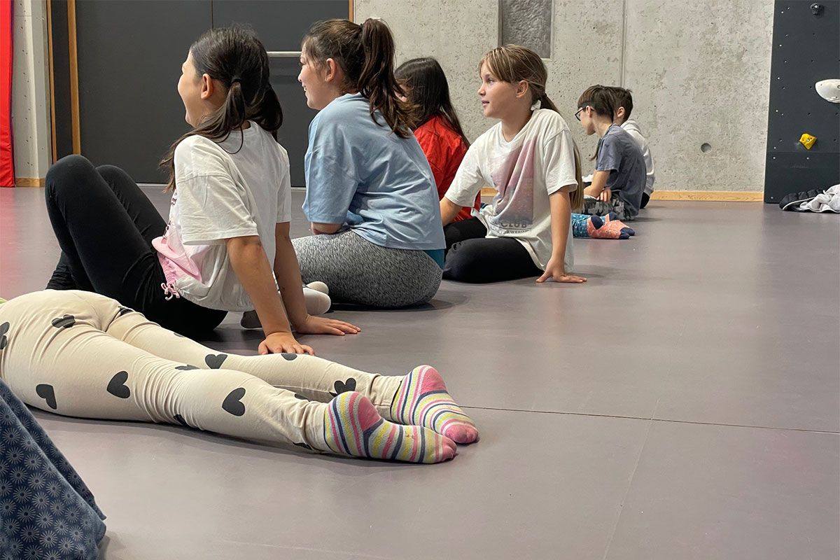 Fotografie - Kinder sitzen und liegen am Boden