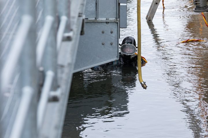 Fotografie - ein Taucher im Wasser der Donau (C) Bilddokumentation Stadt Regensburg Foto des Monats - Januar 2021
