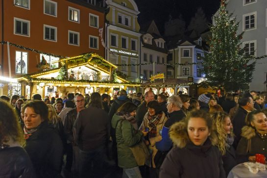 Fotografie: Viele Besucherinnen und Besucher drängen sich an den Ständen des Christkindlmarkts am Neupfarrplatz. (C) Bilddokumentation Stadt Regensburg