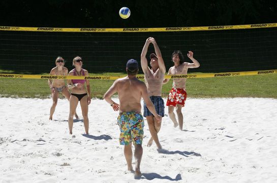 Jugendliche spielen Beachvolleyball