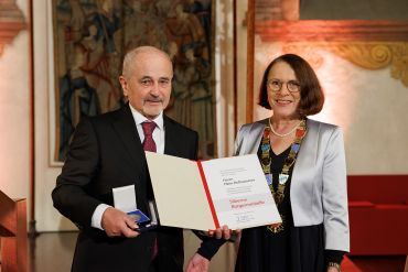 Fotografie - Verleihung der Silbernen Bürgermedaille an Hans Rothammer; im Bild mit Oberbürgermeisterin Gertrud Maltz-Schwarzfischer