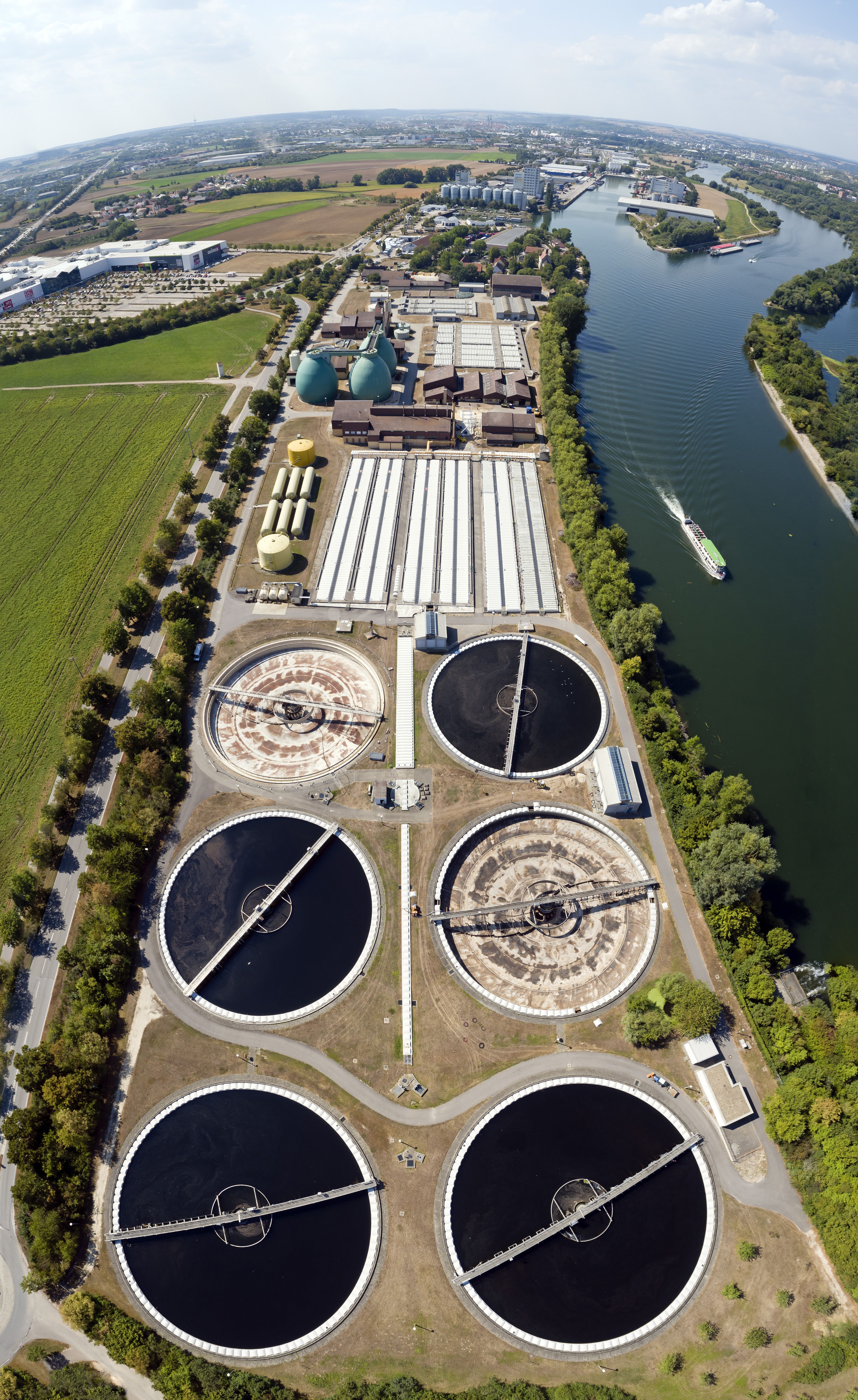 Fotografie: Luftaufnahme des Klärwerkgeländes mit Klärbecken im Vordergrund