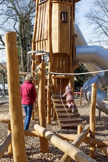 Fotografie: Ein Kind erklimmt den neuen Kletterturm im Stadtpark.