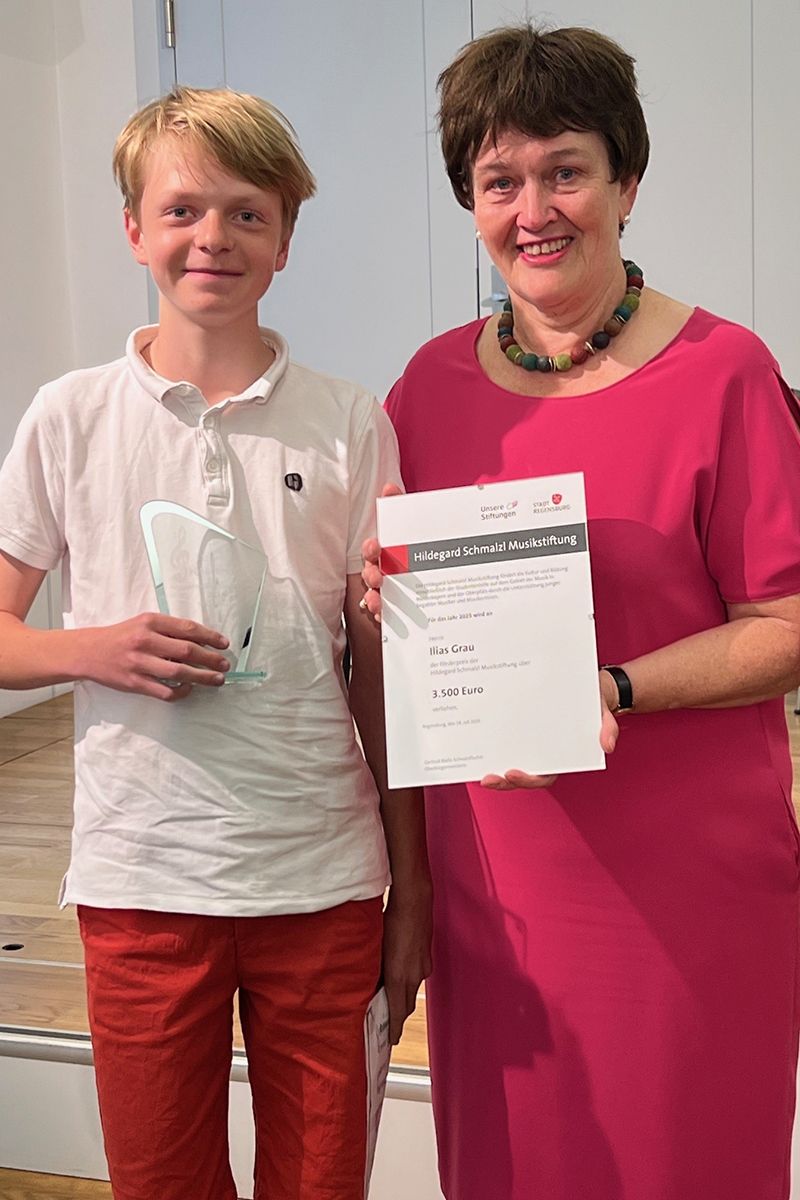 Fotografie - Stadträtin Bernadette Dechant übergibt Preis an Ilias Grau