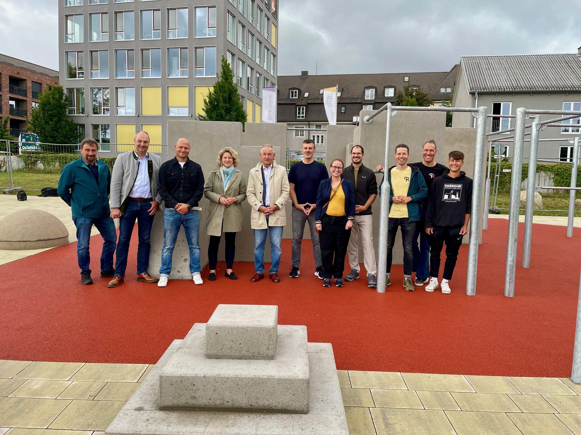 Fotografie – Bürgermeisterin Astrid Freudenstein (4.v.l.) und Bürgermeister Ludwig Artinger (5.v.l.) mit Vertreterinnen und Vertretern des Gartenamtes, des Amtes für kommunale Jugendarbeit, der Immobiliengesellschaft CA Immo, des Landschaftsarchitekturbüros Planquadrat Grün, der Garten- und Landschaftsbaufirma Artinger sowie des Vereins Parkour Regensburg