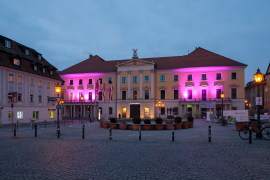 afie – in lila beleuchtetes Theater am Bismarckplatz in Regensburg