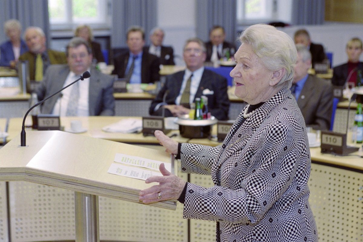Fotografie: Hildegard Anke bei ihrer Abschiedsrede im Stadtrat am 25. April 2002