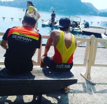 Fotografie: Marchelo Kunzelmann Loza sitzt am Wasser.