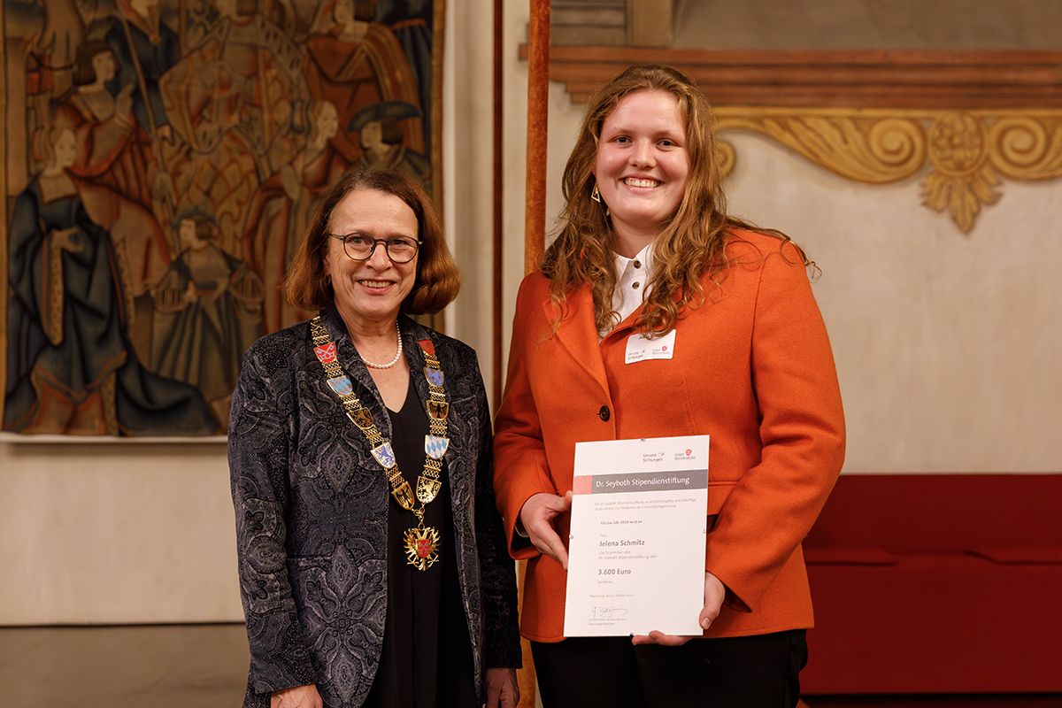 Fotografie - Jelena Schmitz mit Oberbürgermeisterin Gertrud Maltz-Schwarzfischer