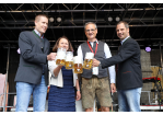 Fotografie: Es wird mit frisch gezapften Bier angestoßen.