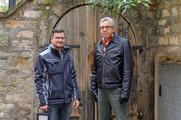 Fotografie – Dr. Johannes Sebrich und Dr. Lutz Dallmeier am Eingang zu einem historischen Keller am Scheugässchen