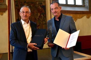 Fotografie - Auszeichnung für Firma Franz Anton Niedermayr - Grafische Kunstanstalt; im Bild Bürgermeister Ludwig Artinger und Johannes Helmberger, Geschäftsführer der Fa. Franz Anton Niedermayr