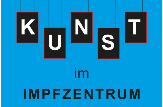 Grafik: Das Bild zeigt den Schriftzug „Kunst im Impfzentrum“ auf blauem Hintergrund. Dabei ist das Wort Kunst durch Einzelbuchstaben in stilisierten Bilderrahmen dargestellt.