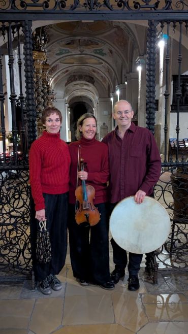 Fotografie: Kilta Rainprechter, Anka Draugelates und Christoph Becker mit Ihren Instrumenten