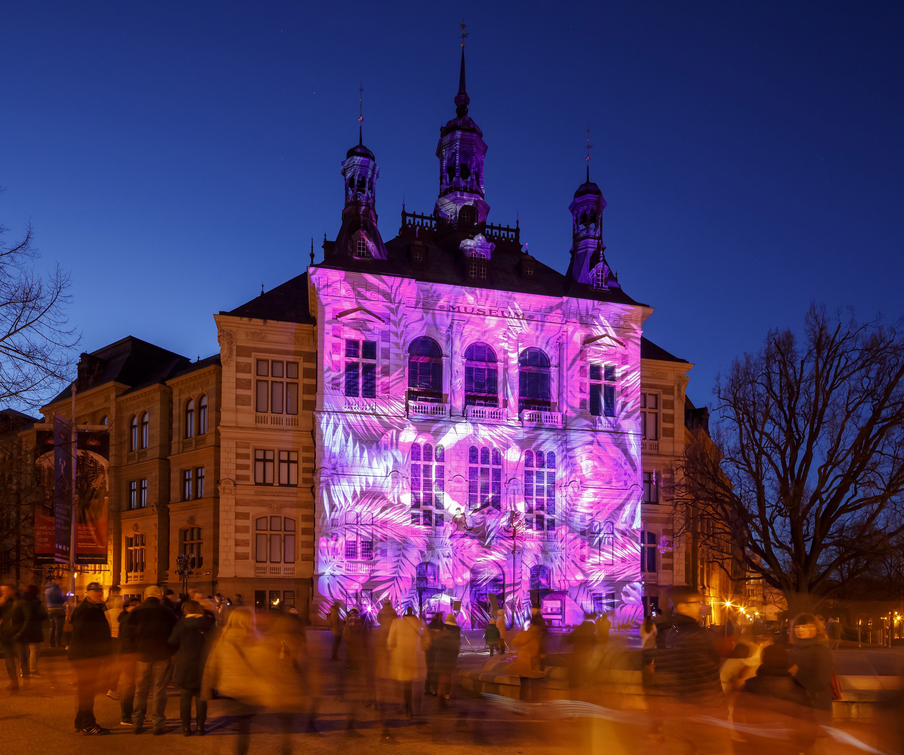 Fotografie: Violett angestrahlt wurde das Westböhmische Museum.