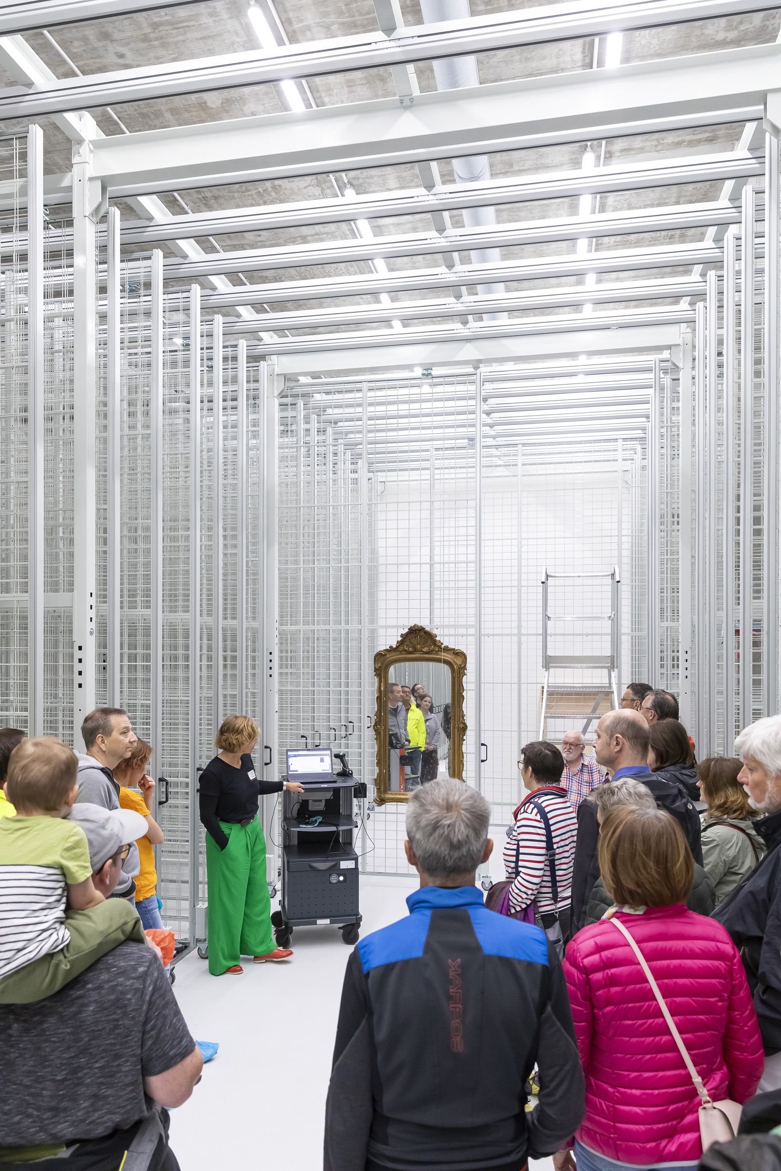 Fotografie: Eine Besuchergruppe betrachtet das Hängesystem im Zentraldepot.