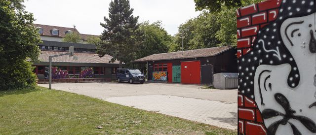 Fotografie - Außenansicht Jugendzentrum mit Bus vor der Tür