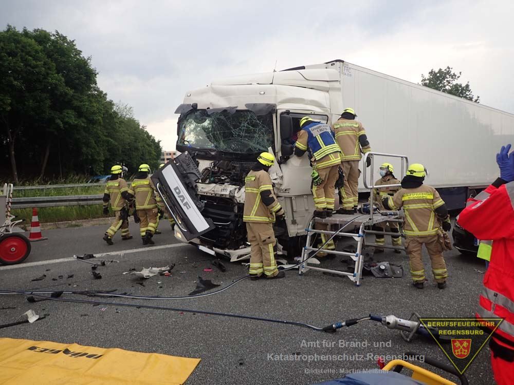 Beschädigter LKW auf der Autobahn, Einsatzkräfte der Berufsfeuerwehr Regensburg befreien den LKW Fahrer.