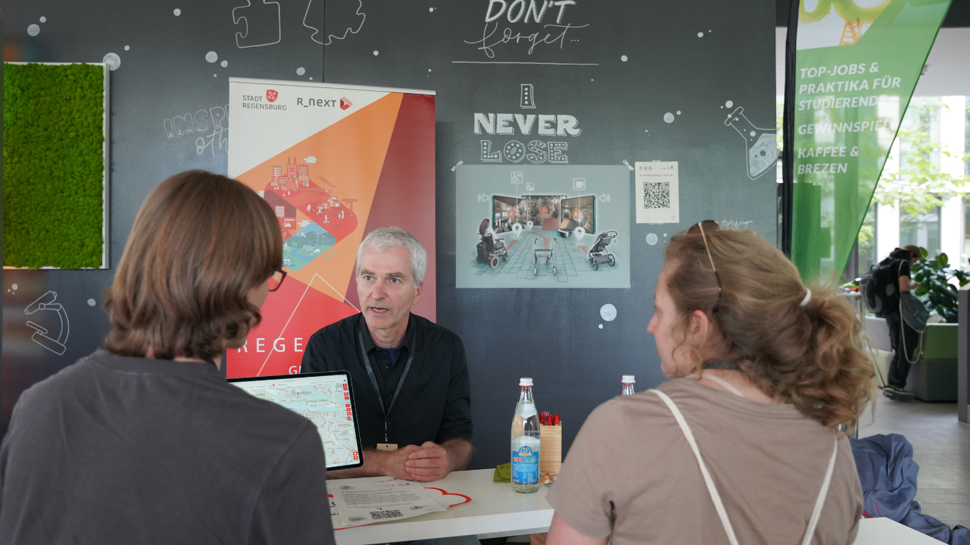 Mark redet mit den Studierenden am Hackathon 2024.