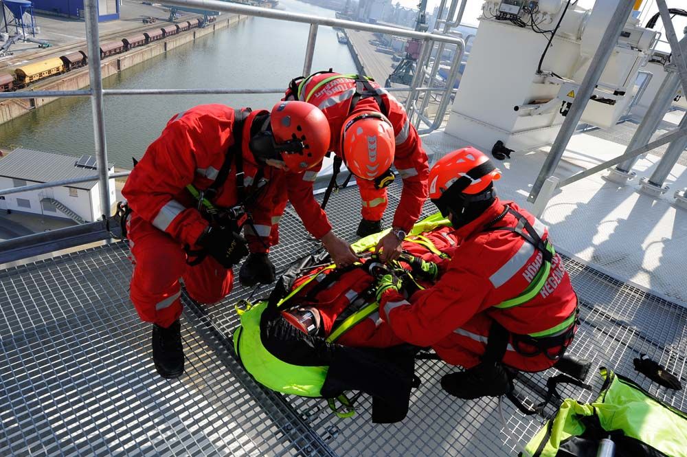 Fotografie: Höhenretter der Berufsfeuerwehr Regensburg bei der Versorgung einer verletzten Person.